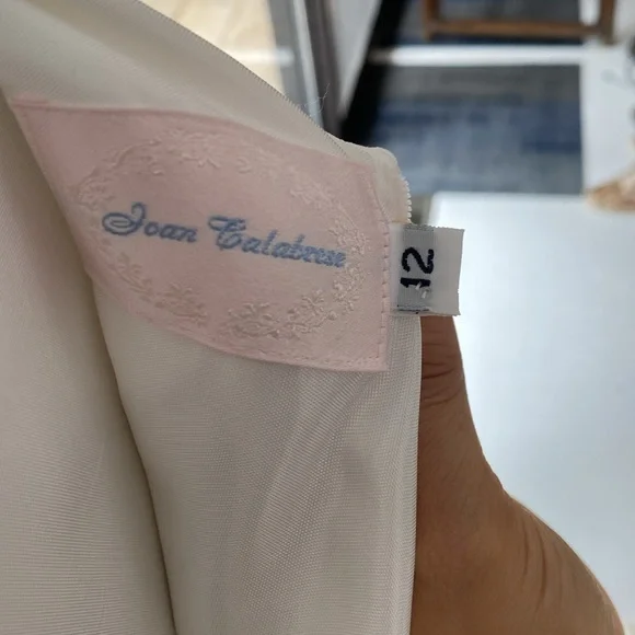 JOAN CALABRESEElegant White Sleeveless Gown